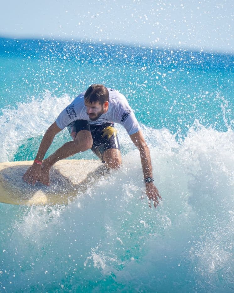 Surfista tomando una ola
